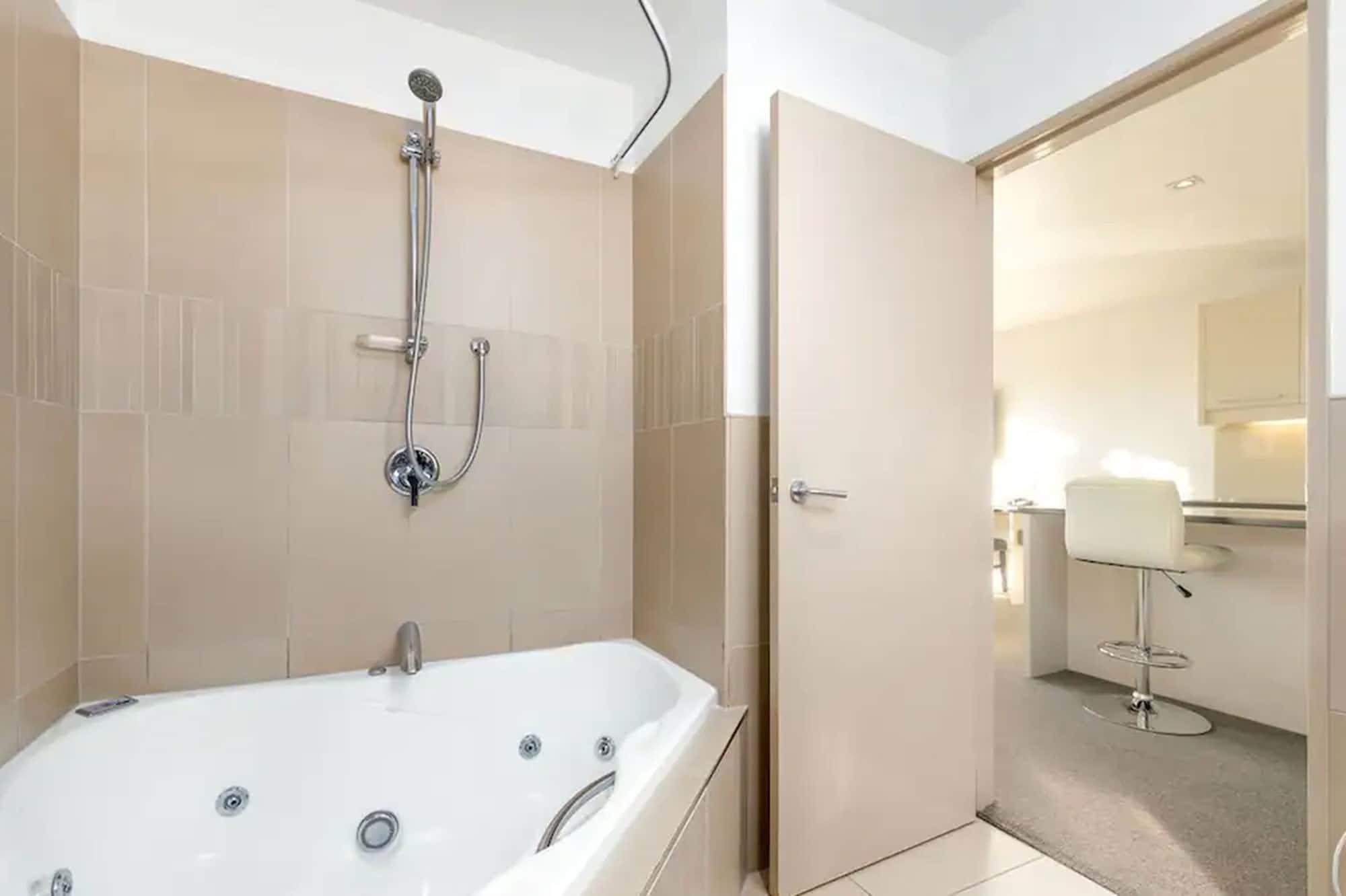 Palazzo Motor alojamiento Nelson Exterior foto A shower over a bathtub