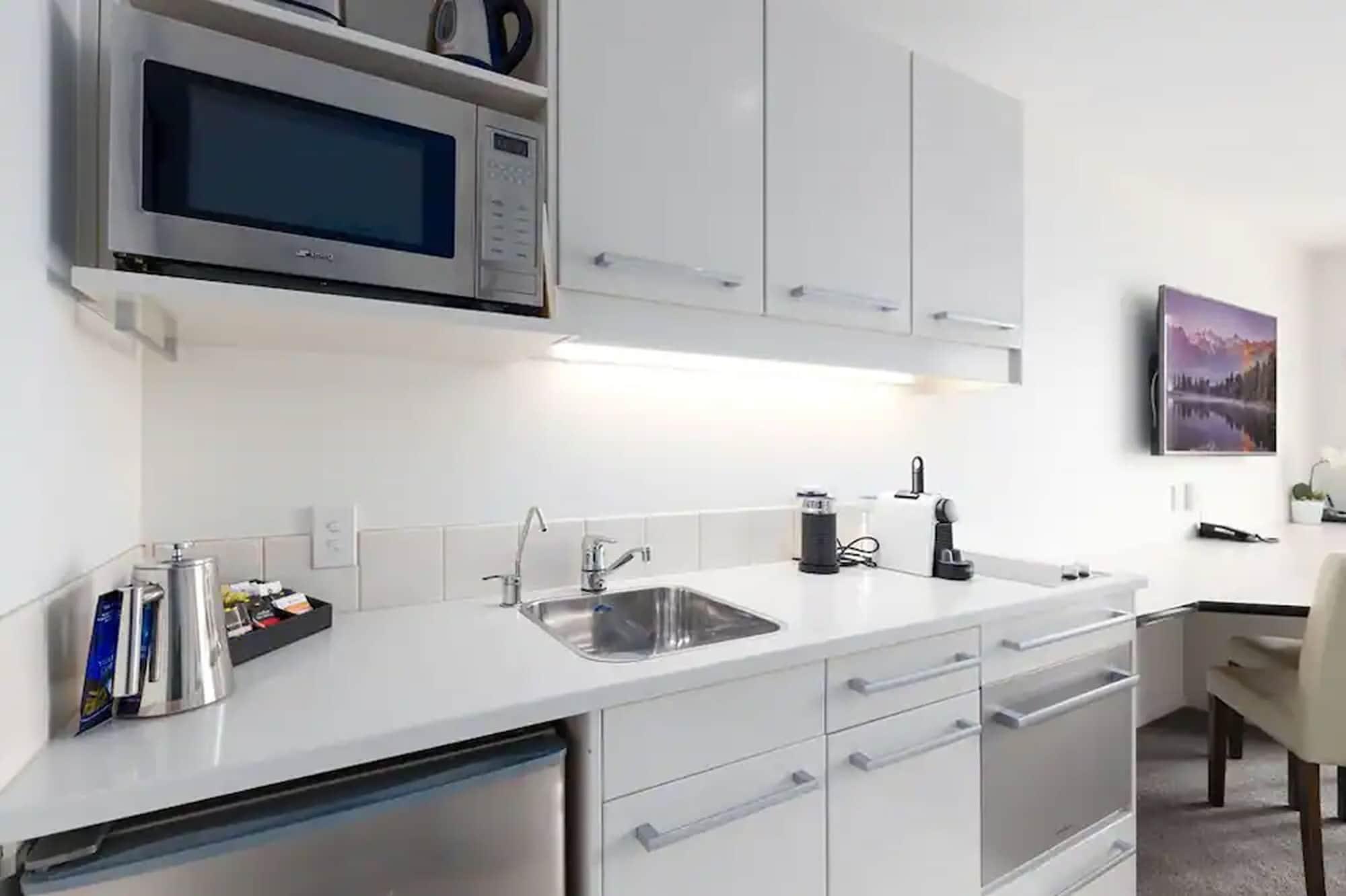 Palazzo Motor alojamiento Nelson Exterior foto A typical kitchen in a typical apartment