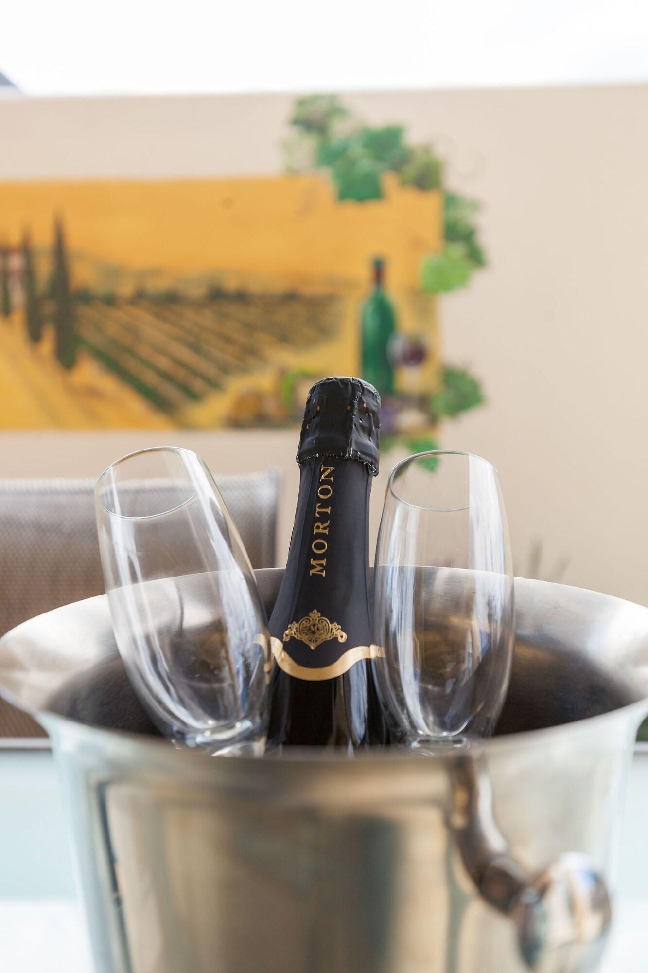 Palazzo Motor alojamiento Nelson Exterior foto A bottle of English sparkling wine