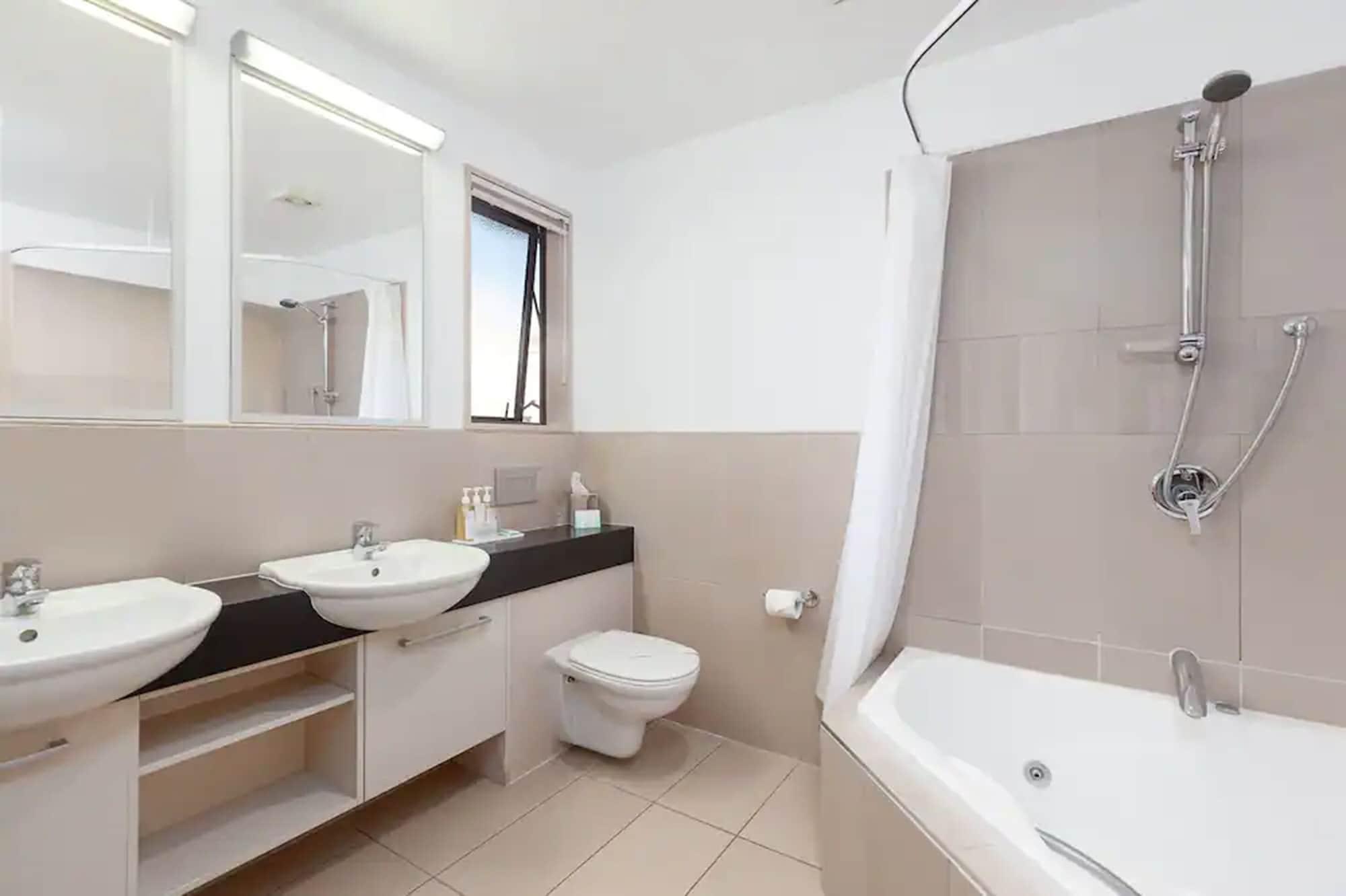 Palazzo Motor alojamiento Nelson Exterior foto A bathroom