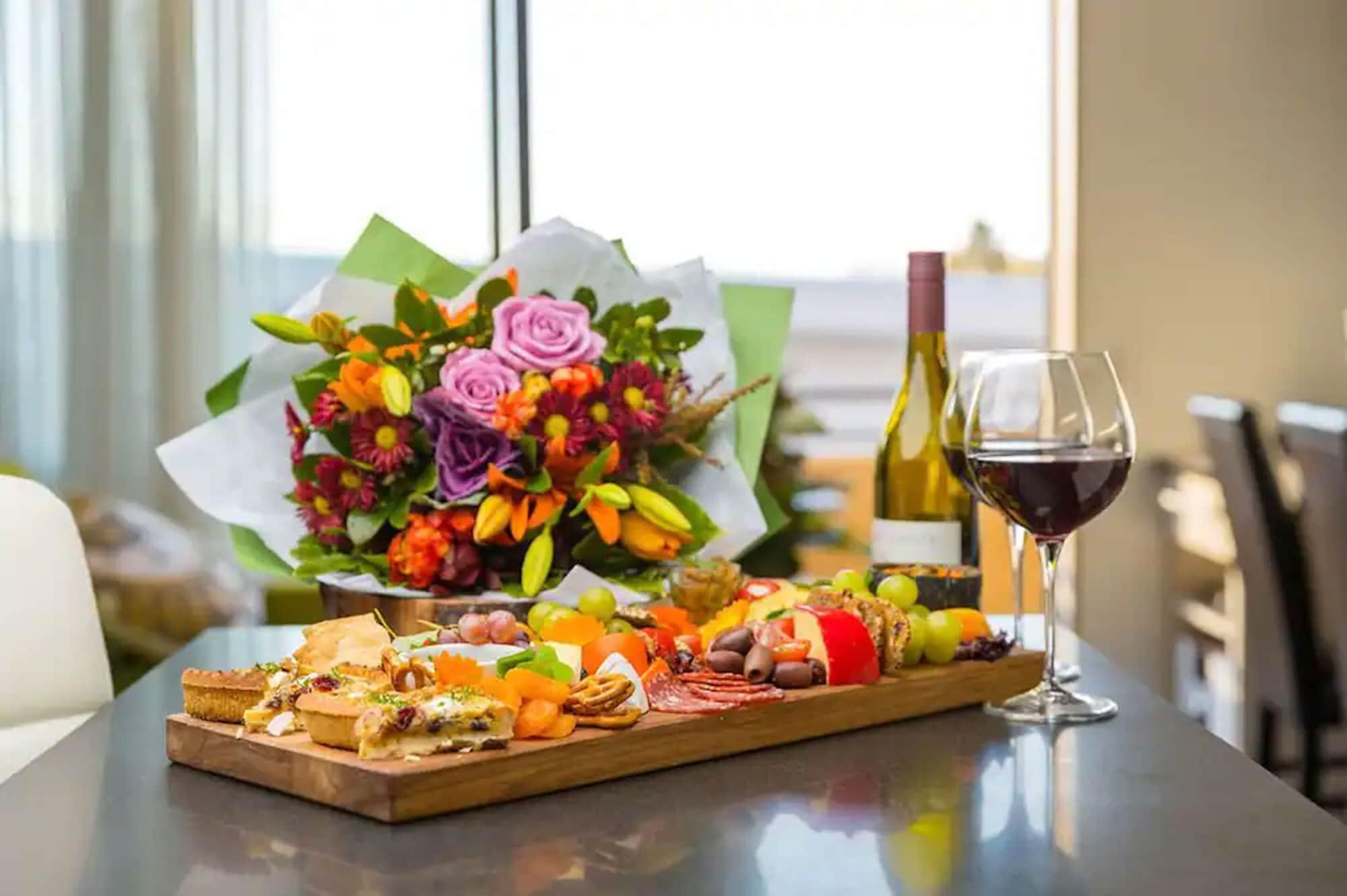 Palazzo Motor alojamiento Nelson Exterior foto A cheese board with wine
