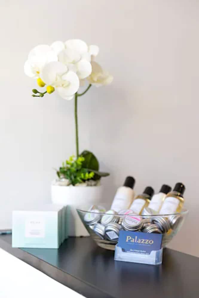 Palazzo Motor alojamiento Nelson Exterior foto Spa amenities