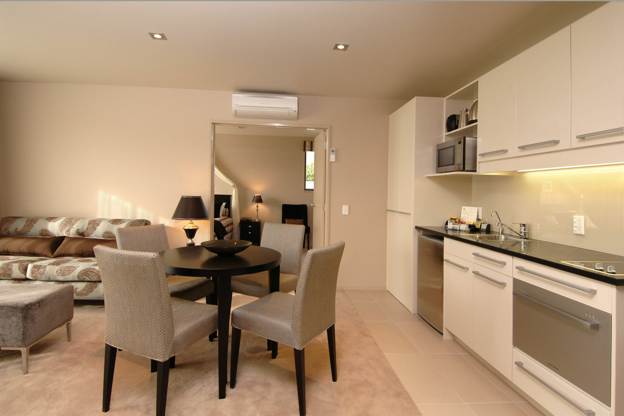 Palazzo Motor alojamiento Nelson Exterior foto A staged photo of a kitchen and dining room