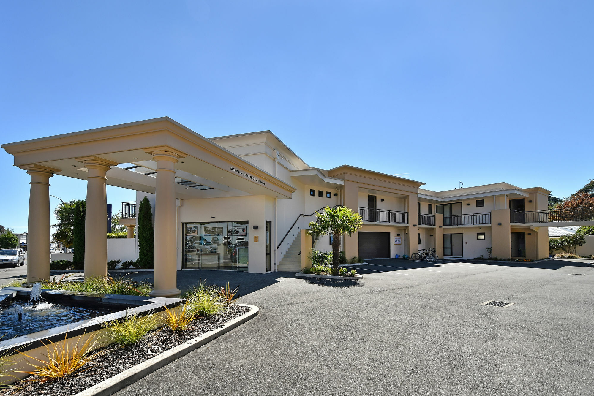 Palazzo Motor alojamiento Nelson Exterior foto The hotel's entrance