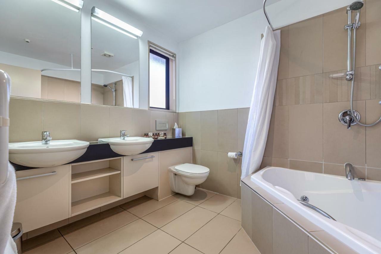 Palazzo Motor alojamiento Nelson Exterior foto A bathroom in a hotel